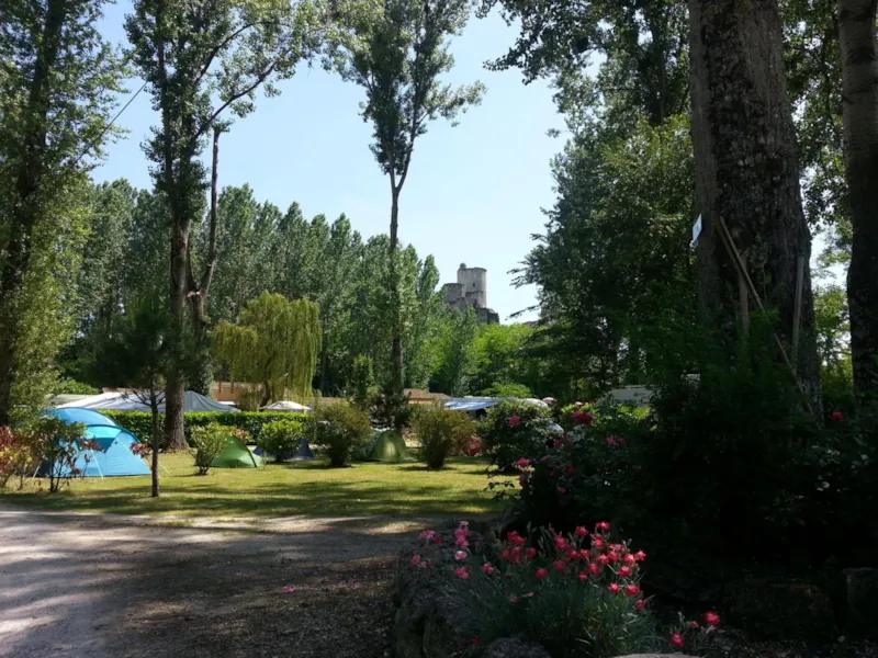 Emplacement Grand-Confort Caravaning Pour Caravane Ou Camping-Car (10A, Eau, Evacuation, Stabilisé)