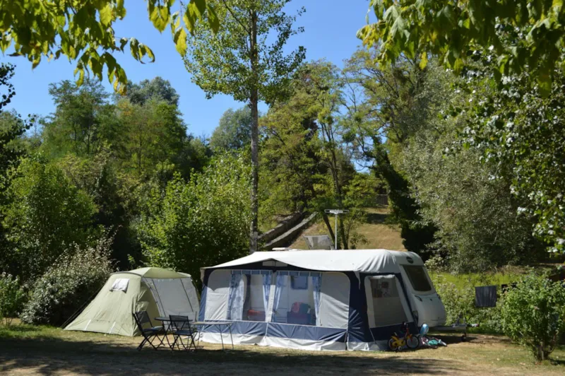 Emplacement Grand-Confort Caravaning Pour Caravane Ou Camping-Car (10A, Eau, Evacuation, Stabilisé)