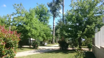 Stellplatz - Grand-Confort Caravaning Stellplatz Für Wohnmobile Und Wohnwagen (Halbfester, 10A, Wasser, Abflus) - Camping Du Vieux Château