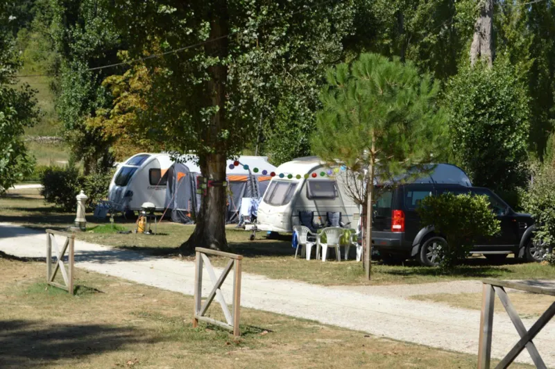 Emplacement Grand-Confort Caravaning Pour Caravane Ou Camping-Car (10A, Eau, Evacuation, Stabilisé)