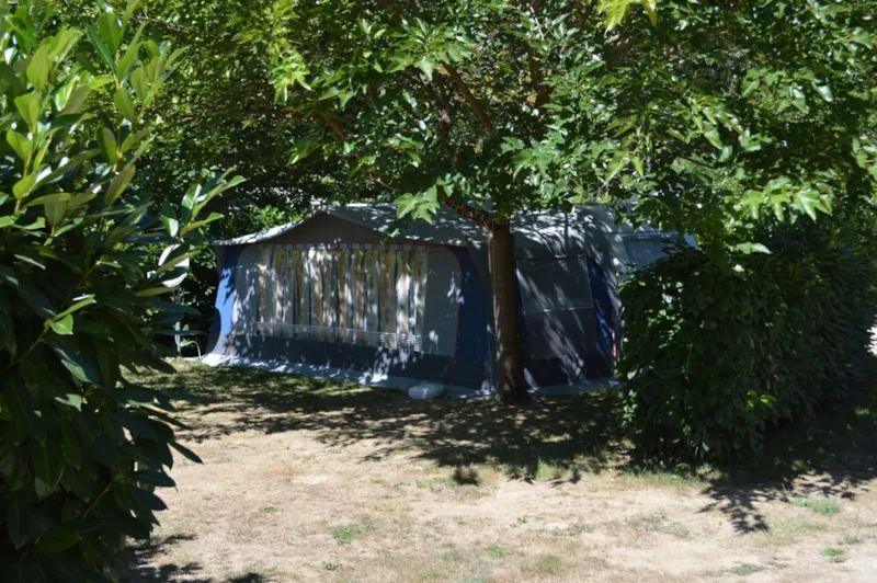 Emplacement Grand-Confort Caravaning Pour Caravane Ou Camping-Car (10A, Eau, Evacuation, Stabilisé)