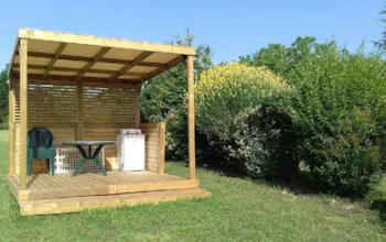 Stellplatz - Stellplatz Kitchenette Mit Kleiner Küche Unter Einer Beschatteten Pergola Und 6A Stromanschluss - Camping Du Vieux Château