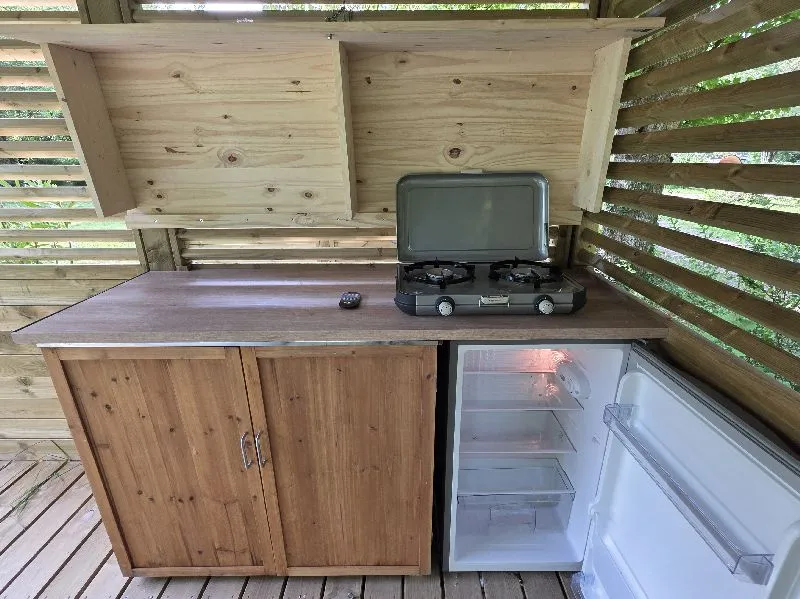 Emplacement Kitchenette Avec Petite Cuisine Sous Pergola Ombragée Et Électricité 6A