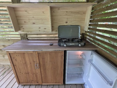 KITCHENETTE pitch with 6 amps electricity, covered pergola, gas burners and refrigerator — 3