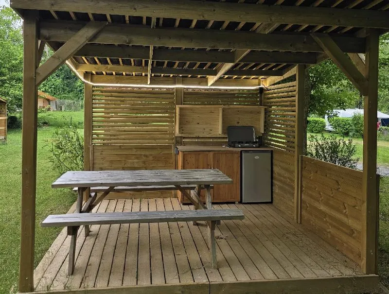 Emplacement Kitchenette Avec Petite Cuisine Sous Pergola Ombragée Et Électricité 6A