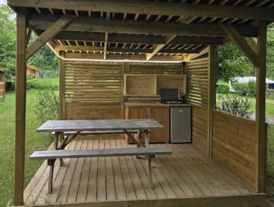 KITCHENETTE pitch with 6 amps electricity, covered pergola, gas burners and refrigerator — 2