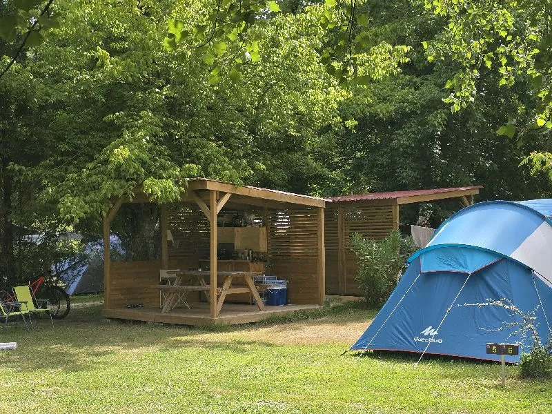 Emplacement Kitchenette Avec Petite Cuisine Sous Pergola Ombragée Et Électricité 6A