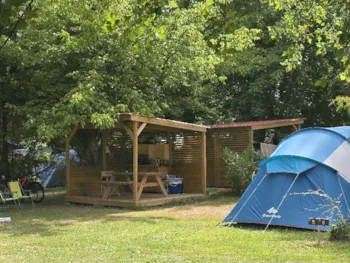 Emplacement - Emplacement Kitchenette Avec Petite Cuisine Sous Pergola Ombragée Et Électricité 6A - Camping Du Vieux Château