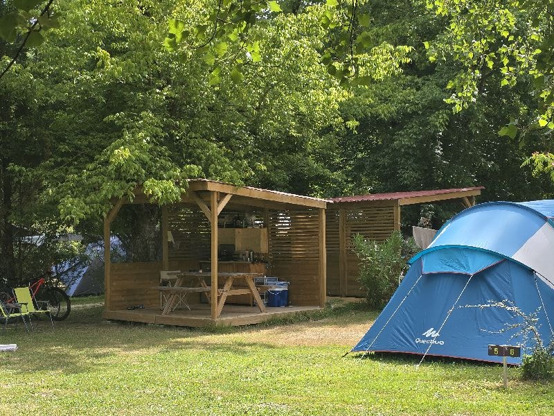 Emplacement KITCHENETTE avec petite cuisine sous pergola ombragée et électricité 6A