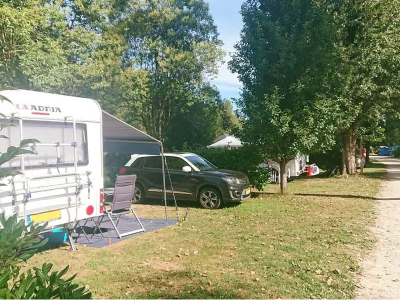 Emplacement Confort Herbe Avec Électricité 6A (Voiture + Tente/Caravane Ou Camping-Car)