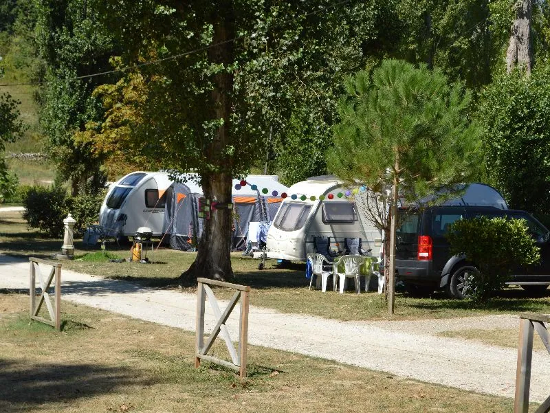 Emplacement Confort Herbe Avec Électricité 6A (Voiture + Tente/Caravane Ou Camping-Car)