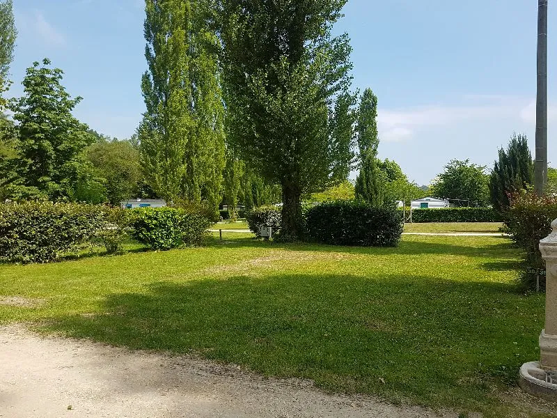 Emplacement Confort Herbe Avec Électricité 6A (Voiture + Tente/Caravane Ou Camping-Car)