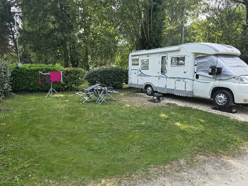 Emplacement Confort Herbe & Gravier Avec Électricité 6A (Voiture + Tente/Caravane Ou Camping-Car)