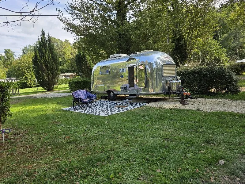 Emplacement Confort Herbe & Gravier Avec Électricité 6A (Voiture + Tente/Caravane Ou Camping-Car)