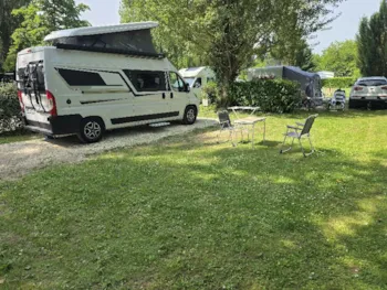 Emplacement - Emplacement Confort Herbe & Gravier Avec Électricité 6A (Voiture + Tente/Caravane Ou Camping-Car) - Camping Du Vieux Château