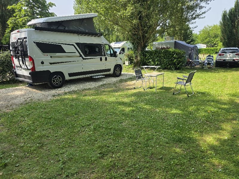 Emplacement CONFORT HERBE & GRAVIER avec électricité 6A (voiture + tente/caravane ou camping-car)
