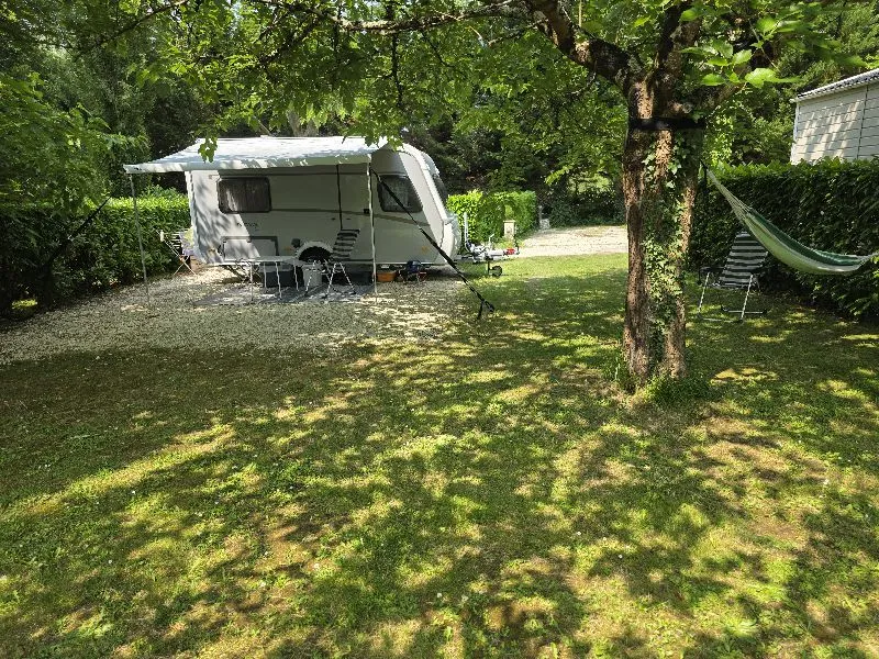 Emplacement Grand-Confort Caravaning Pour Caravane Ou Camping-Car (10A, Eau, Evacuation, Stabilisé)