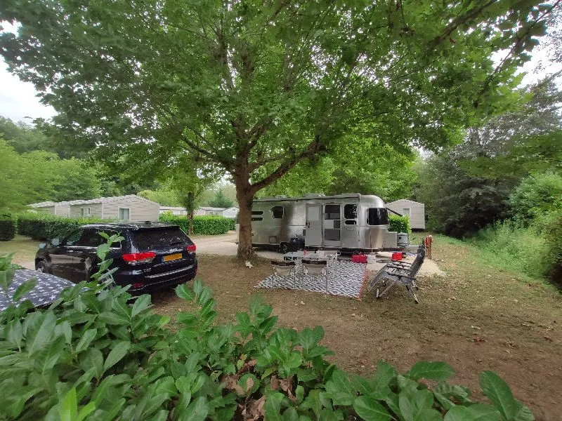 Emplacement Grand-Confort Caravaning Pour Caravane Ou Camping-Car (10A, Eau, Evacuation, Stabilisé)