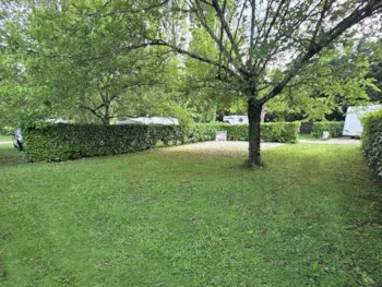 Emplacement - Emplacement Grand-Confort Caravaning Pour Caravane Ou Camping-Car (10A, Eau, Evacuation, Stabilisé) - Camping Du Vieux Château