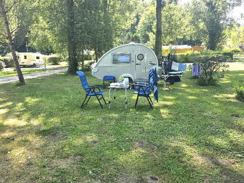 Emplacement Standard Sans Électricité (Voiture + Tente/Caravane Ou Camping-Car)