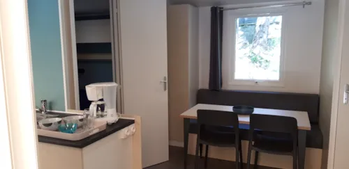 Huuraccommodatie(s) - Mobil Home Riviera 2Ch - 29M2 Avec Terasse - image n°3 - Camping Les Acacias