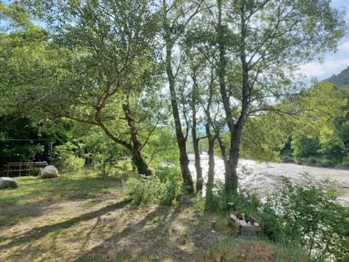 Emplacement - Emplacement Bord De Drome - image n°6 - Camping Les Acacias