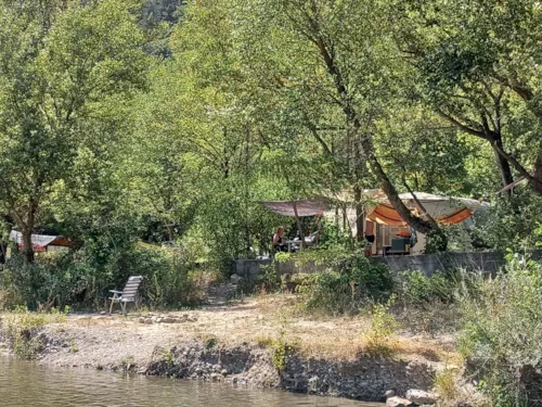 Emplacement - Emplacement Bord De Drome - image n°5 - Camping Les Acacias