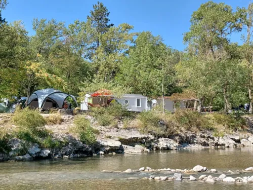 Emplacement - Emplacement Bord De Drome - image n°3 - Camping Les Acacias