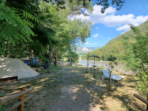 Emplacement - Emplacement Bord De Drome - image n°4 - Camping Les Acacias