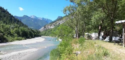 Emplacement - Emplacement Bord De Drome - image n°2 - Camping Les Acacias