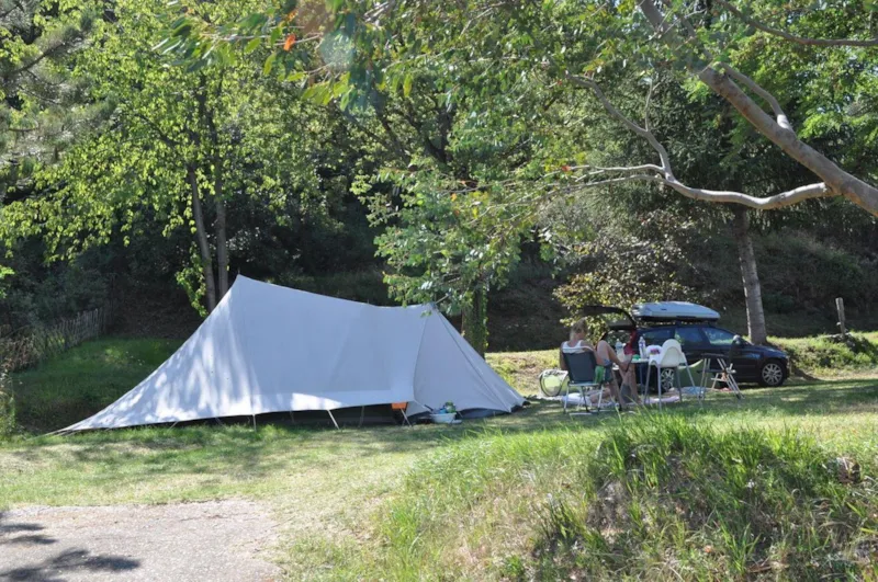Emplacement De Camping (Tente + Voiture Ou Caravane Ou Camping Car)