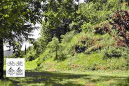 Stellplatz - Emplacement Spécial Vélo / Bicycle - CAMPING ISERAND CALME et NATURE***