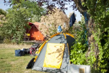 Stellplatz - Confort-Stellplatzpaket - Camping Les Routes de Provence