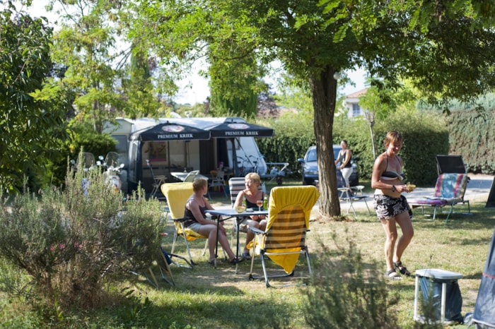 Emplacement Premium Avec Électricité Et Table De Pique Nique