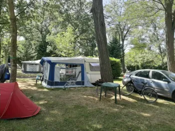 Stellplatz - Stellplatz Pauschal + 1 Fahrzeug - Camping Les Loges