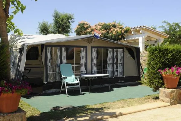 Emplacement : Voiture + Tente Ou Caravane + Électricité