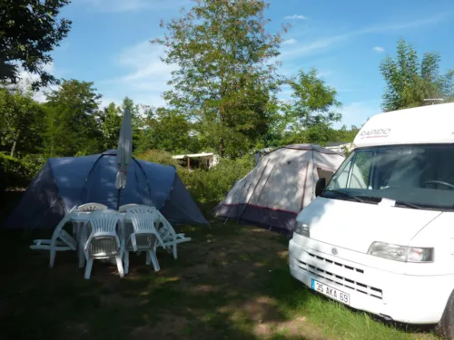 Emplacement - Forfait Emplacement (1 Véhicule / + Électricité) - image n°2 - Base de Loisirs - Camping du Lac Cormoranche