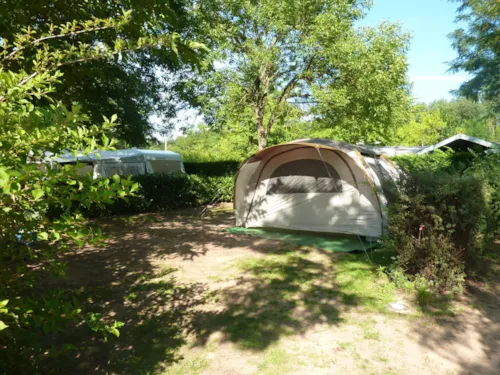 Stellplatz - Stellplatz: 1 Fahrzeug / Hone Strom - image n°2 - Base de Loisirs - Camping du Lac Cormoranche