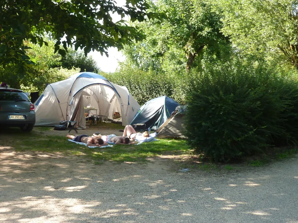 Emplacement - Forfait Emplacement (1 Véhicule / Sans Électricité) - Base de Loisirs - Camping du Lac Cormoranche