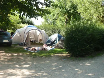 Stellplatz - Stellplatz: 1 Fahrzeug / Hone Strom - Base de Loisirs - Camping du Lac Cormoranche