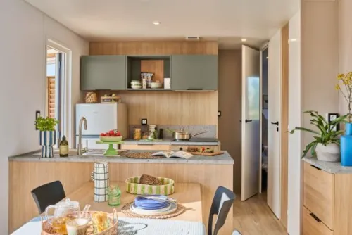 Accommodation - Mobil-Home Seychelles 3 Bedrooms  / Air Conditioning, Dishwasher, 2 Bathrooms - image n°3 - Base de Loisirs - Camping du Lac Cormoranche