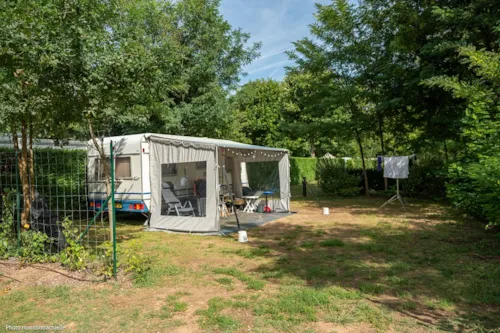 Stellplatz - Stellplatz: 1 Fahrzeug / Hone Strom - image n°6 - Base de Loisirs - Camping du Lac Cormoranche