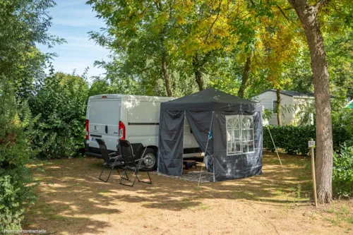 Stellplatz - Stellplatz: 1 Fahrzeug / Hone Strom - image n°7 - Base de Loisirs - Camping du Lac Cormoranche