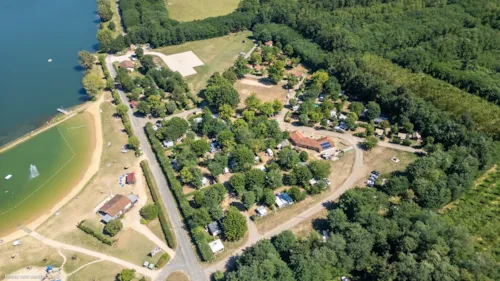 Stellplatz - Stellplatz: 1 Fahrzeug / Hone Strom - image n°8 - Base de Loisirs - Camping du Lac Cormoranche