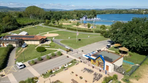 Emplacement - Forfait Emplacement (1 Véhicule / + Électricité) - image n°9 - Base de Loisirs - Camping du Lac Cormoranche