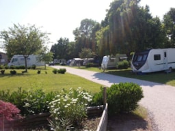 Kampeerplaats(en) - Basisprijs Plaats Elektriciteit 16A (1 Tent, Caravan Of Camper / 1 Auto) - Camping Les Coteaux du Lac