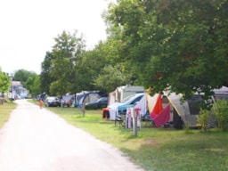 Camping Les Coteaux du Lac - image n°2 - Roulottes