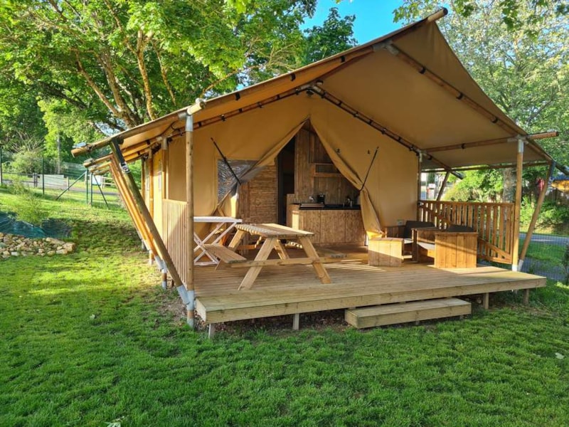 Bungalowtent Gemeubileerde Woody 27m2 met sanitair 2 slaapkamers