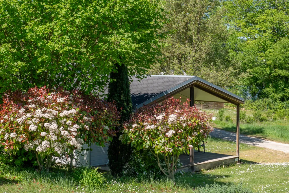 Location - Chalet 28M² (2 Chambres) Avec Terrasse Couverte - Camping Les Coteaux du Lac