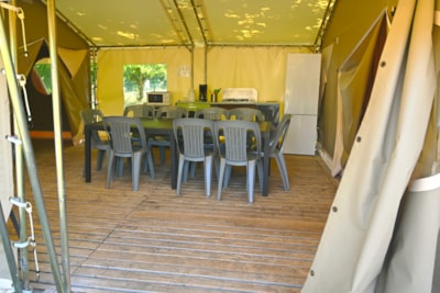 Canvas furnished bungalow Canada XXL 10 pers. 64m² (5 bedrooms) with sheltered terrace